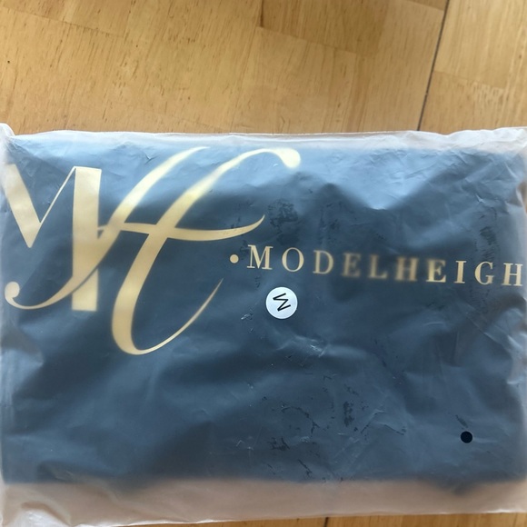 MODELHEIGHT Cropped Black and Gold Logo Women's T-Shirt - Picture 5 of 7